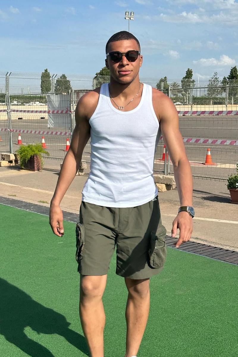 Foto colorida de homem de regata e shorts andando - Metrópoles