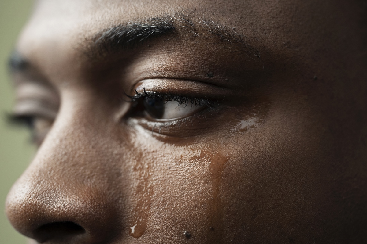 Imagem mostra homem negro com várias lágrimas ao redor dos olhos - Metrópoles