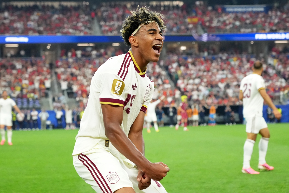 Foto colorida de jogador com uniforme da Seleção da Espanha comemorando em campo - Metrópoles