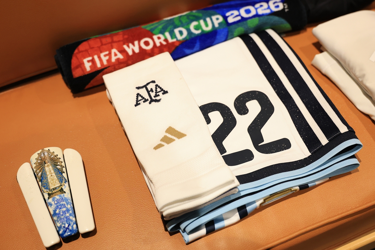 Foto colorida de uniforme de jogador da Argentina na Copa do Mundo de 2026 - Metrópoles