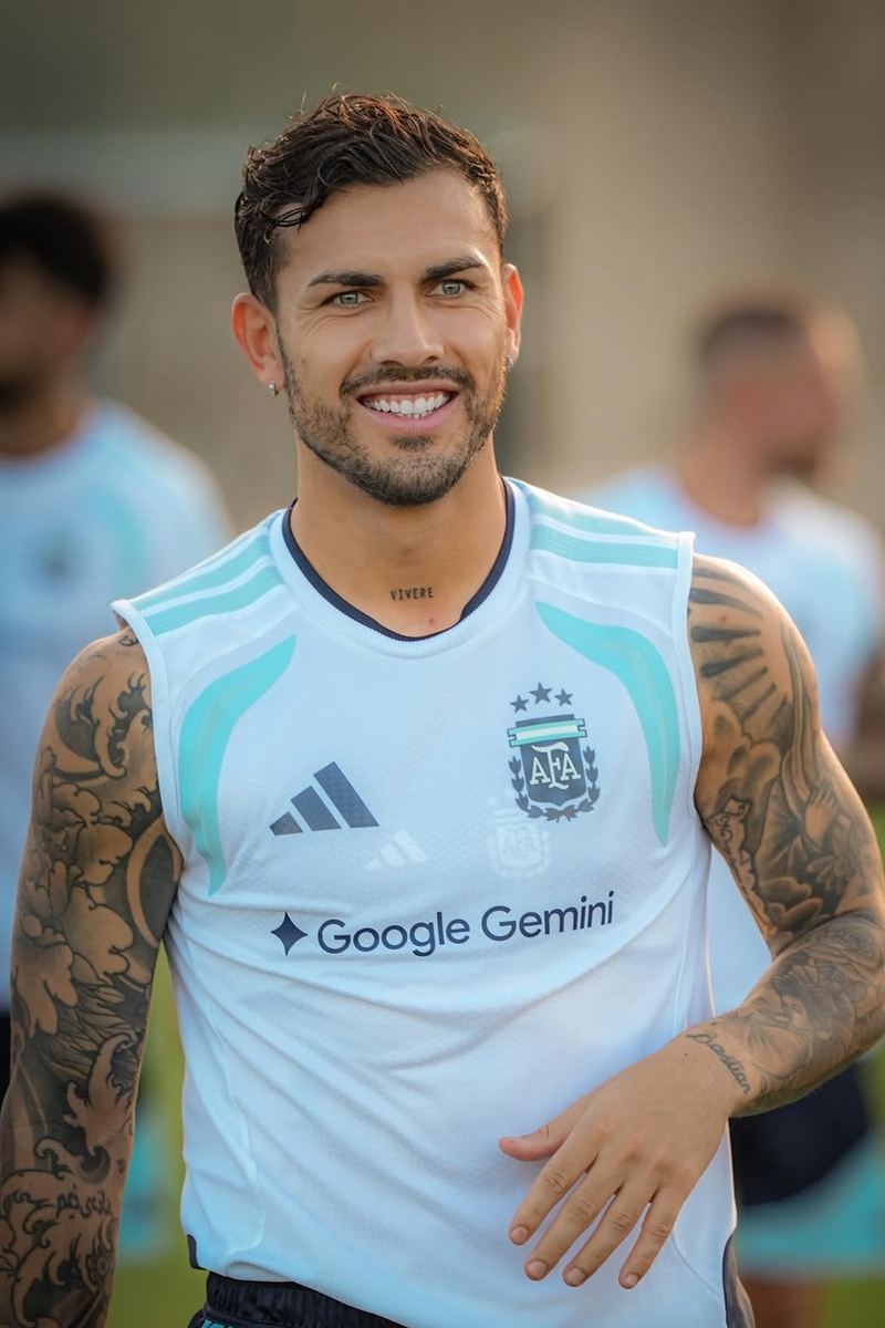 Foto colorida de homem com o uniforme da Argentina - Metrópoles