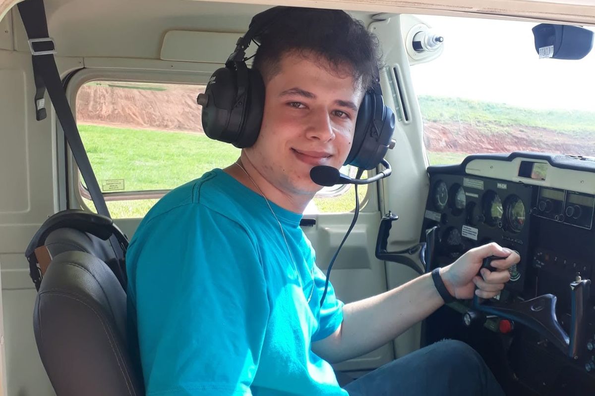 Imagem vinculada ao feed original: Quem era piloto de 25 anos que morreu em queda de avião em SP