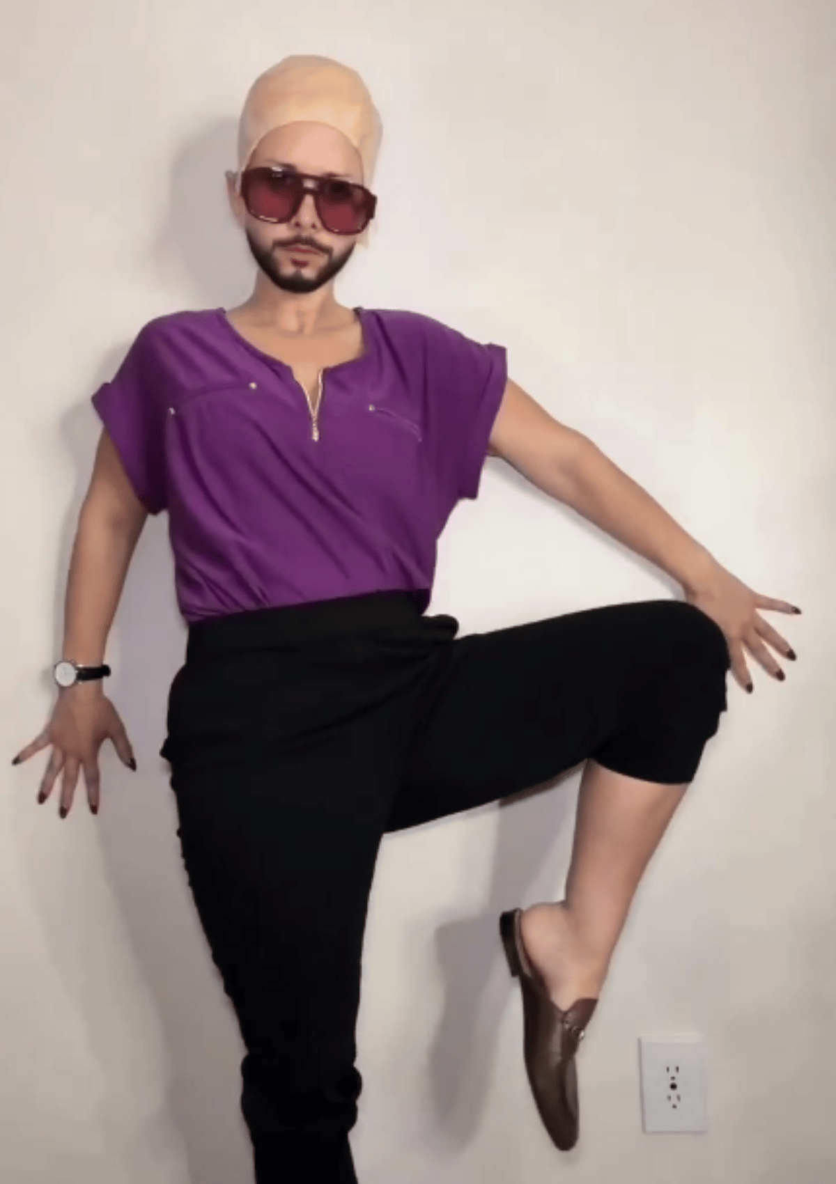 foto com cor. internauta recria look de prisão de andrew tate ironicamente - metrópoles