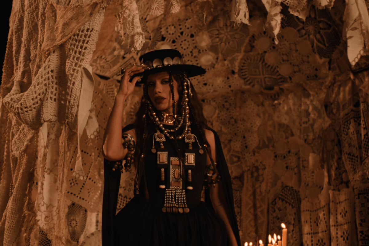 foto com cor. anitta une moda e religião em figurinos de equilibrium - metrópoles