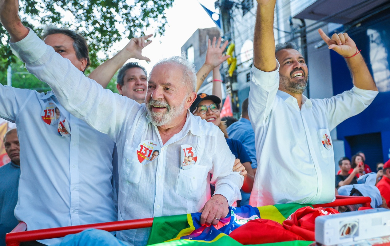 Lula acelera agenda de convenções para melhorar a imagem junto a aliados 5 Lula em ato de campanha com o governador Elmano de Freitas