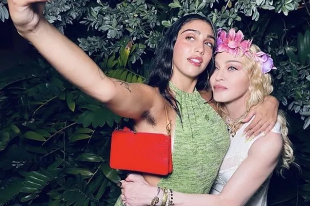  Foto colorida de Madonna com a filha