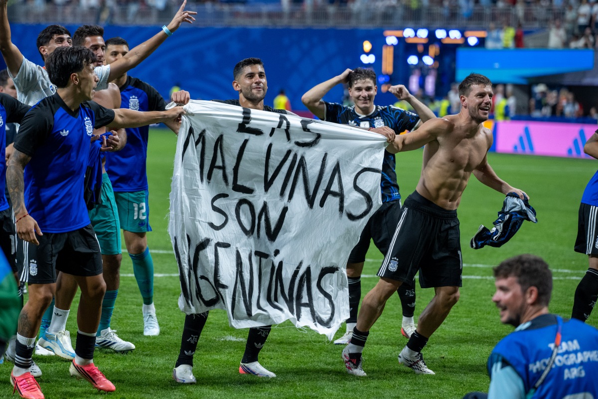 Malvinas repudiam faixa da Argentina e pedem sanção da Fifa