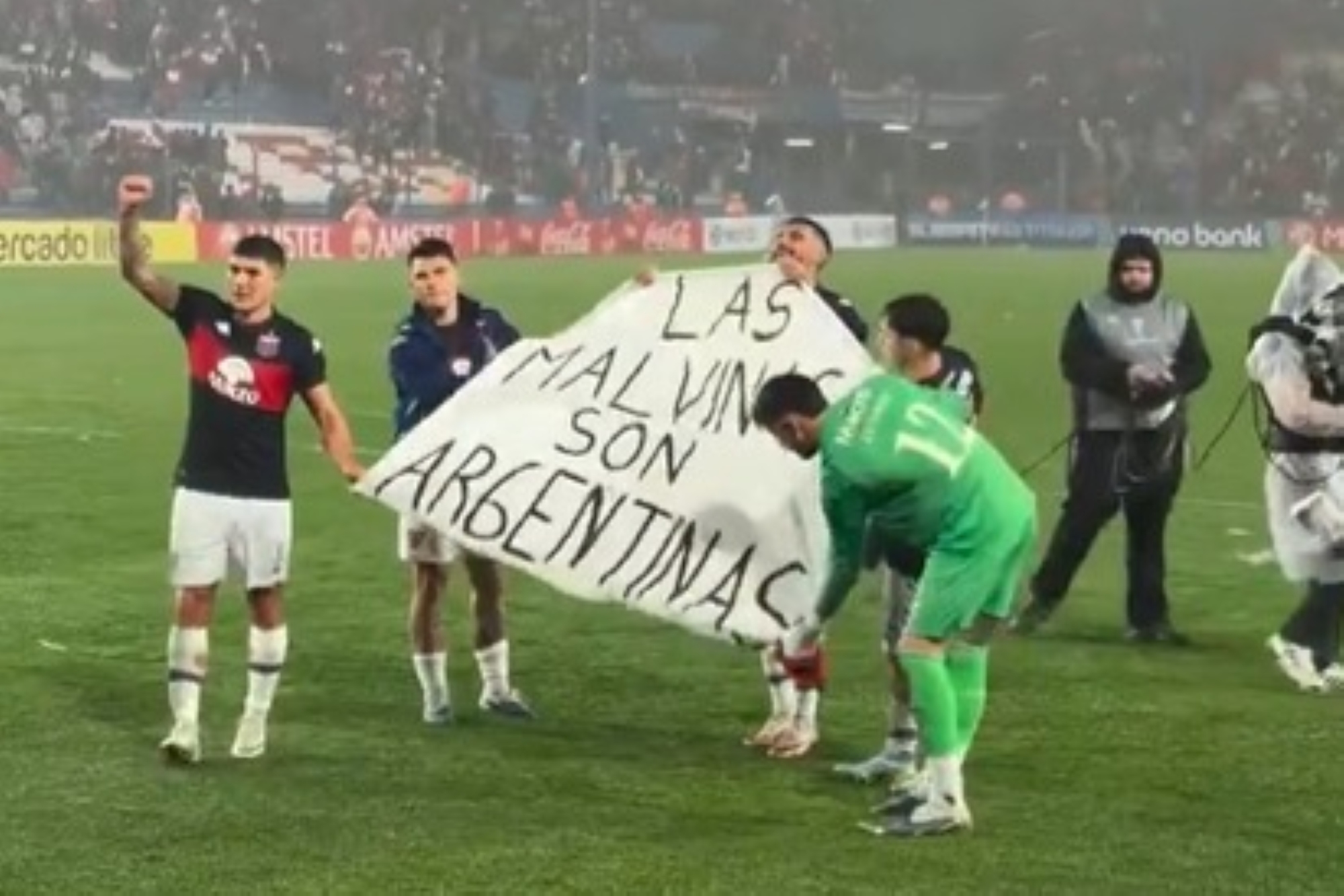 Jogadores do Tigre exibem faixa sobre as Malvinas na Sul-Americana
