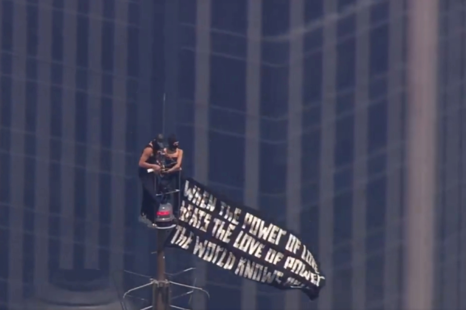 Manifestantes fazem protesto no topo do Empire State, em Nova York