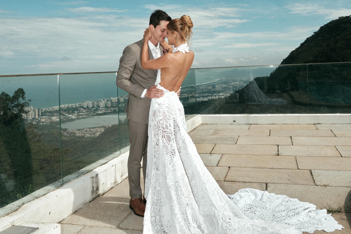 Imagem colorida de Marina Pumar e Fábio Villas no casamento - Metrópoles