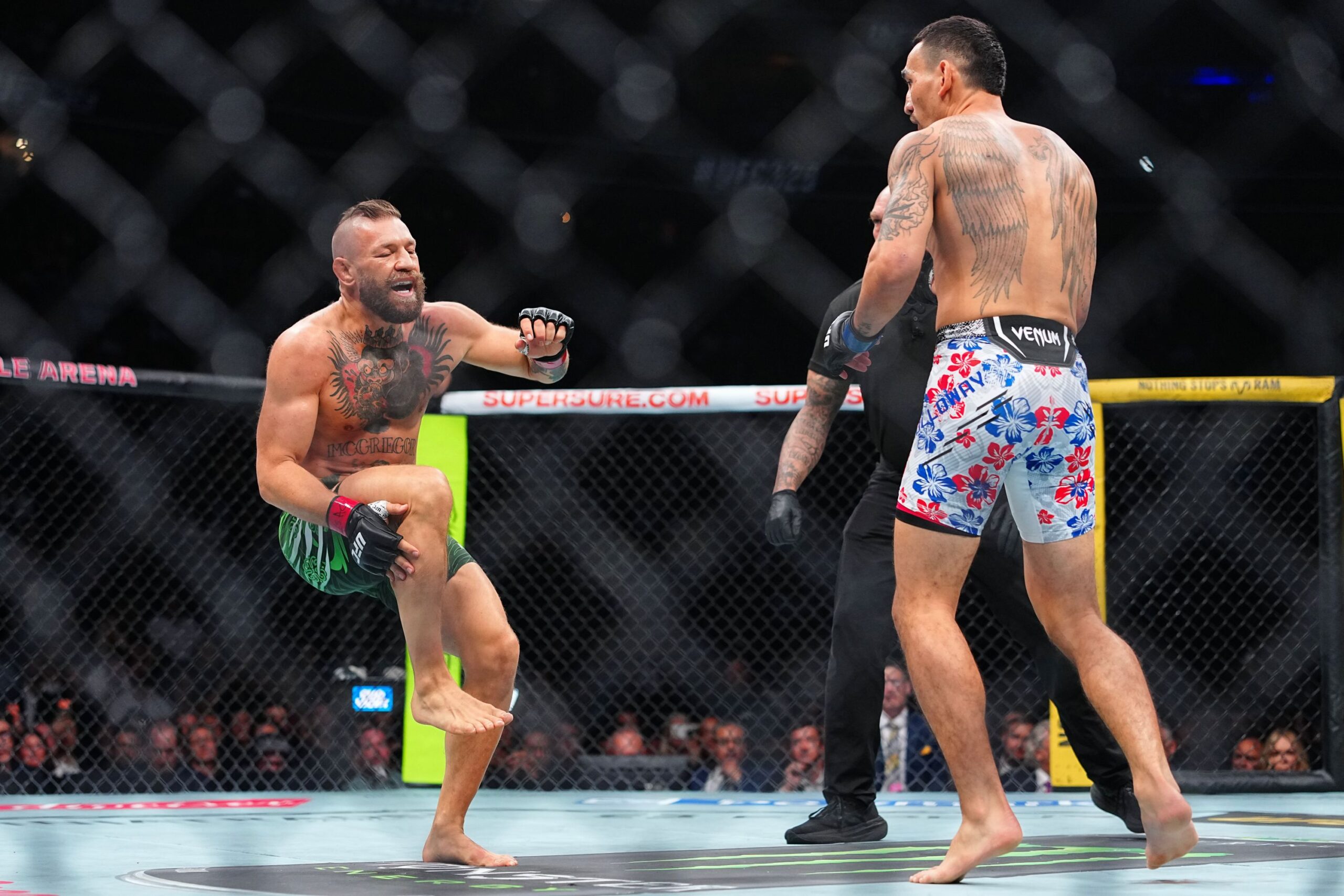 McGregor se lesiona em retorno ao UFC e Holloway vence