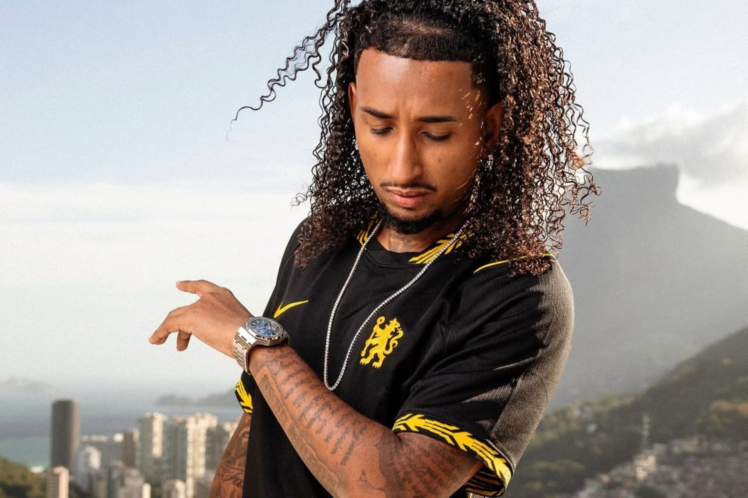 Imagem vinculada ao feed original: Chelsea faz campanha de nova camisa no Rio com Cabelinho e MD Chefe