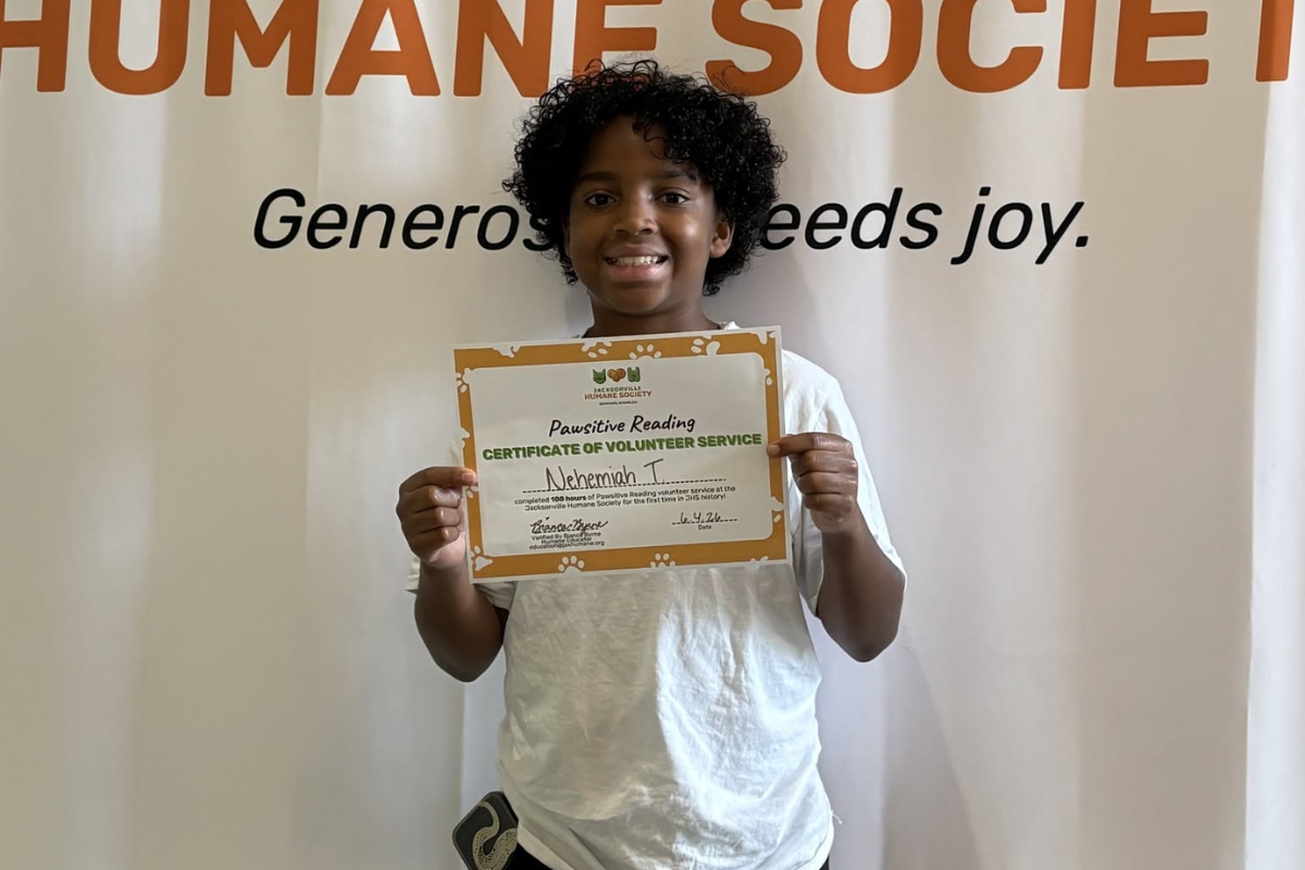 Neemias Turner, de 11 anos, com o certificado da Sociedade Protetora dos Animais de Jacksonville