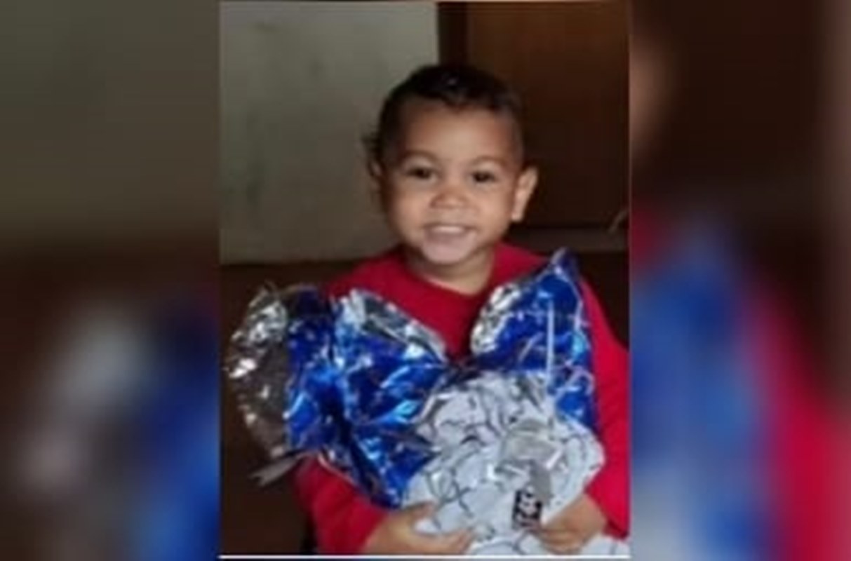 Corpo de menino morto por não dar bom dia ao pai segue "preso" no IML