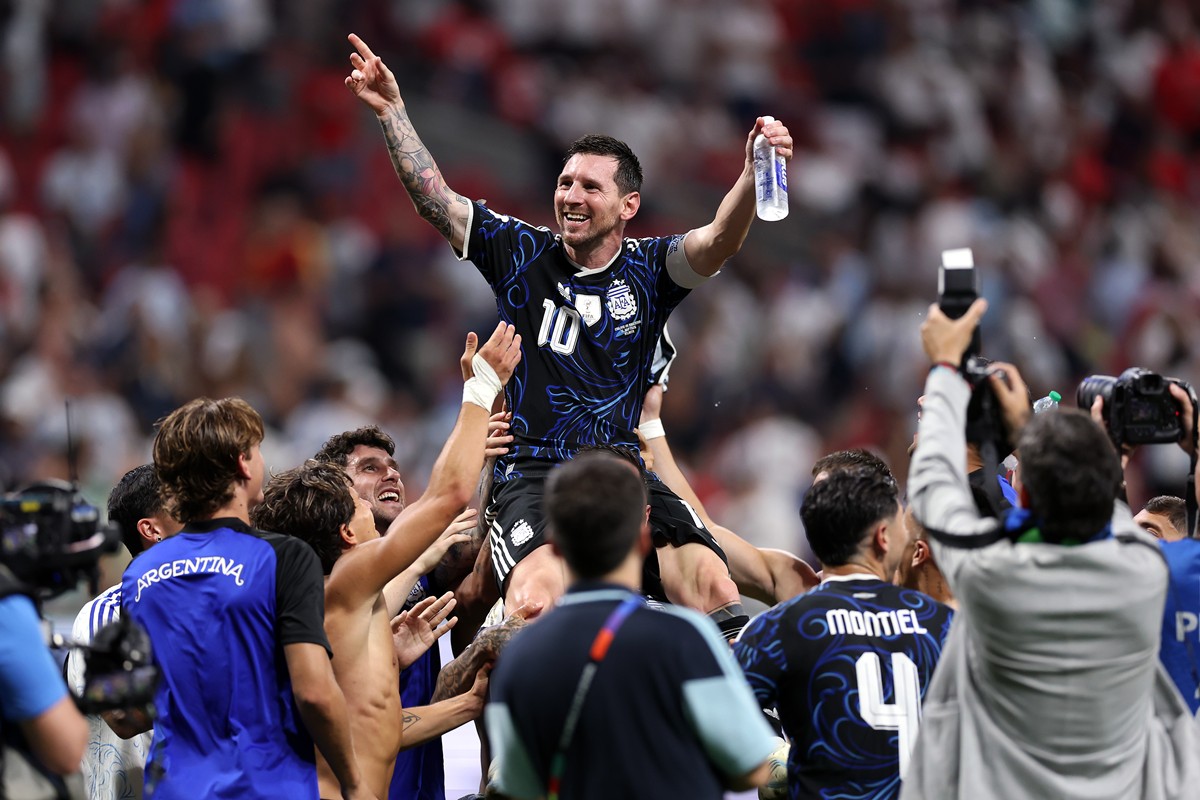 Messi dá duas assistências, passa Mbappé e retoma artilharia da Copa