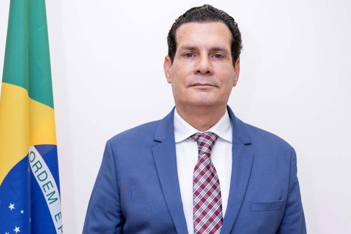 Diplomata é acusado de chamar funcionárias de “bruxas” e "fujona"