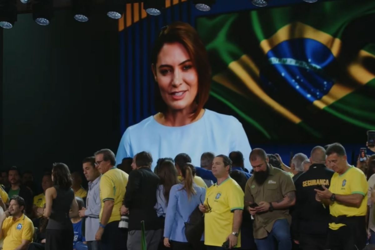 Michelle Bolsonaro cita Flávio só uma vez em vídeo de convenção do PL