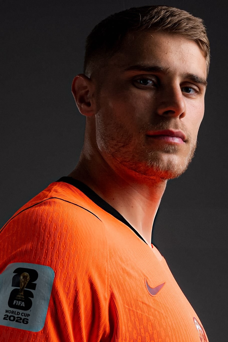 Foto colorida de homem com o uniforme da Seleção da Holanda - Metrópoles