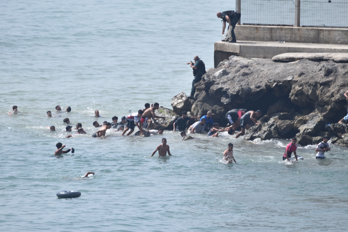 Crisis Migratória em Ceuta: 49 Mil Chegadas e Tragédia Marinha
