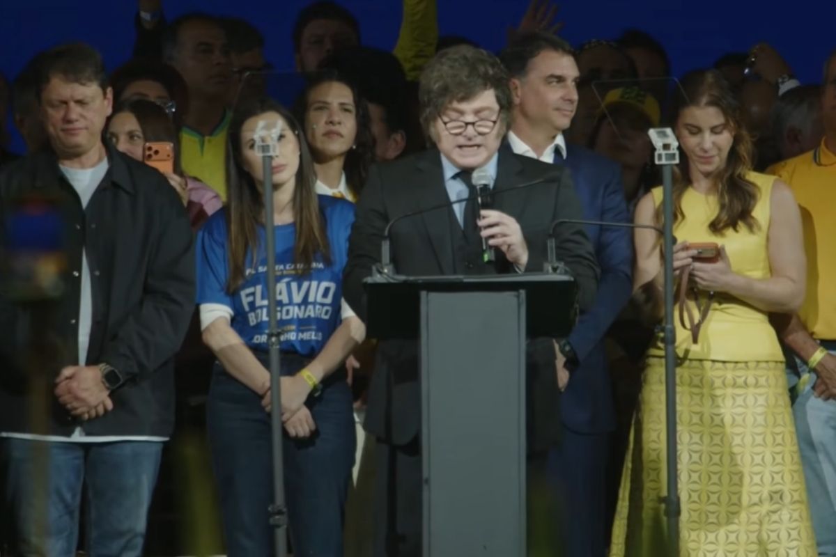 Com Flávio, Milei endossa pedido do público pela prisão de Lula
