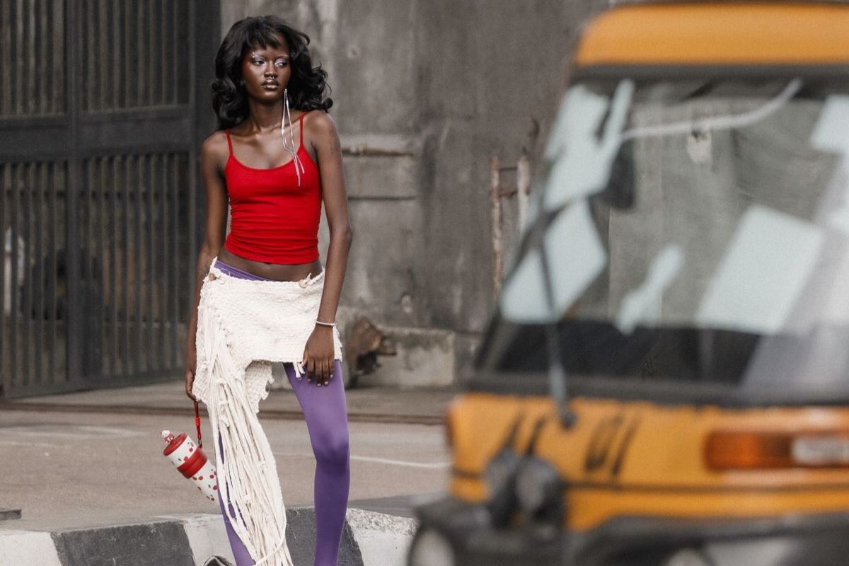 Influenciadora recria desfiles da Chanel em ruas de cidade na Nigéria
