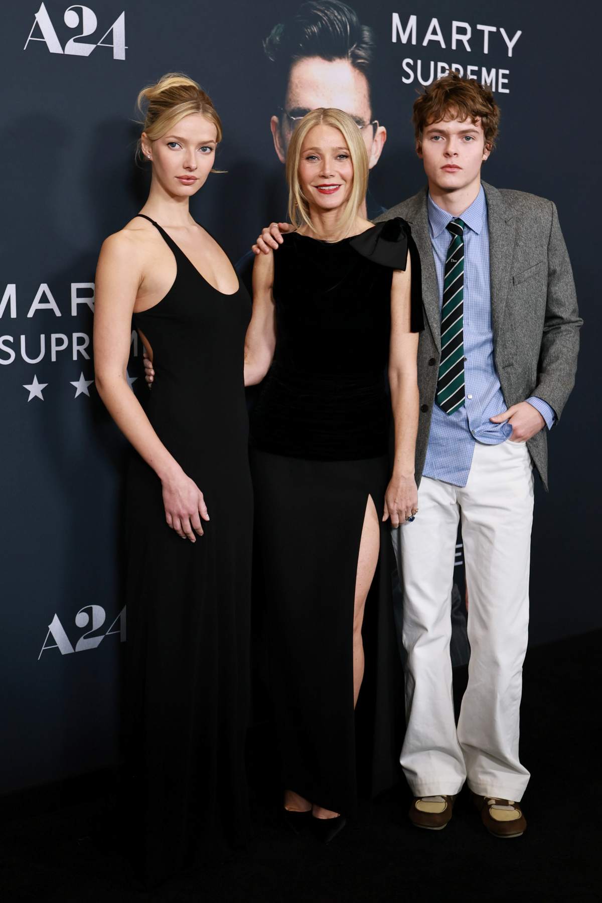 foto com cor. Apple Martin, Gwyneth Paltrow e Moses Martin em tapete vermelho - metrópoles