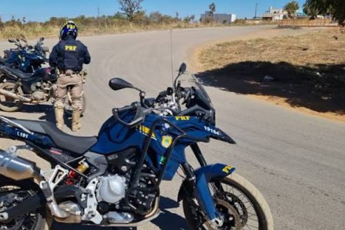 Homem tenta furtar moto da PRF para "farmar aura" e acaba preso