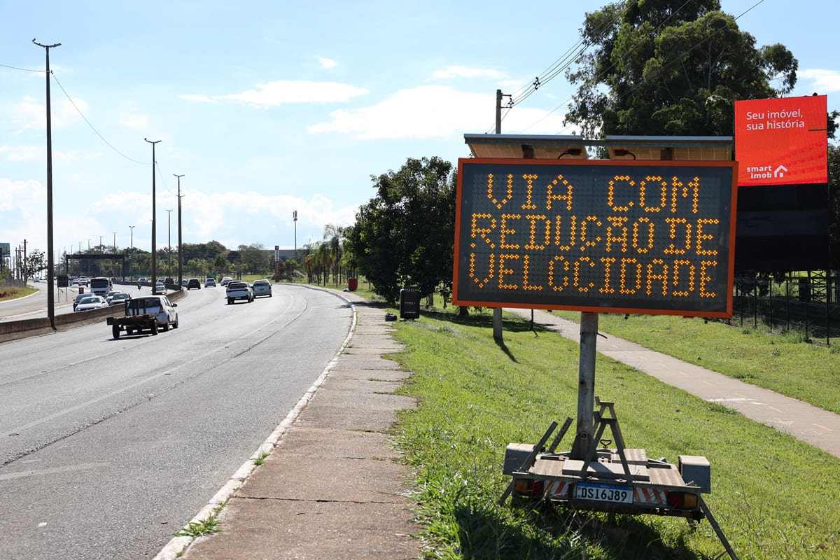 Ponte JK: sinalização de redução de velocidade começa a ser instalada