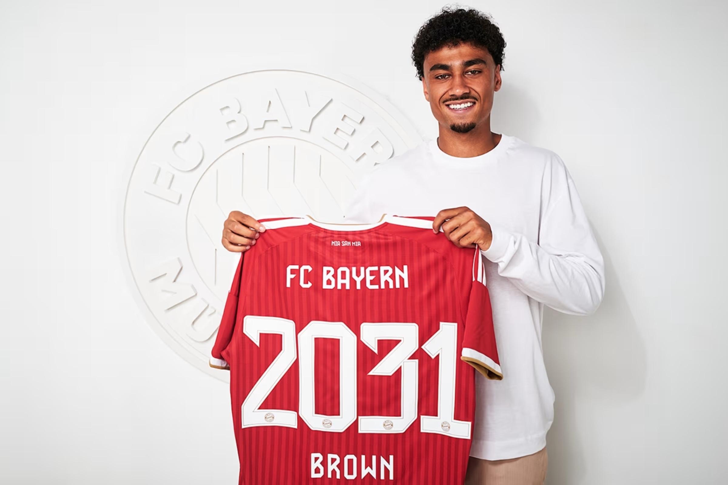 Titular da Alemanha na Copa, Nathaniel Brown é anunciado pelo Bayern