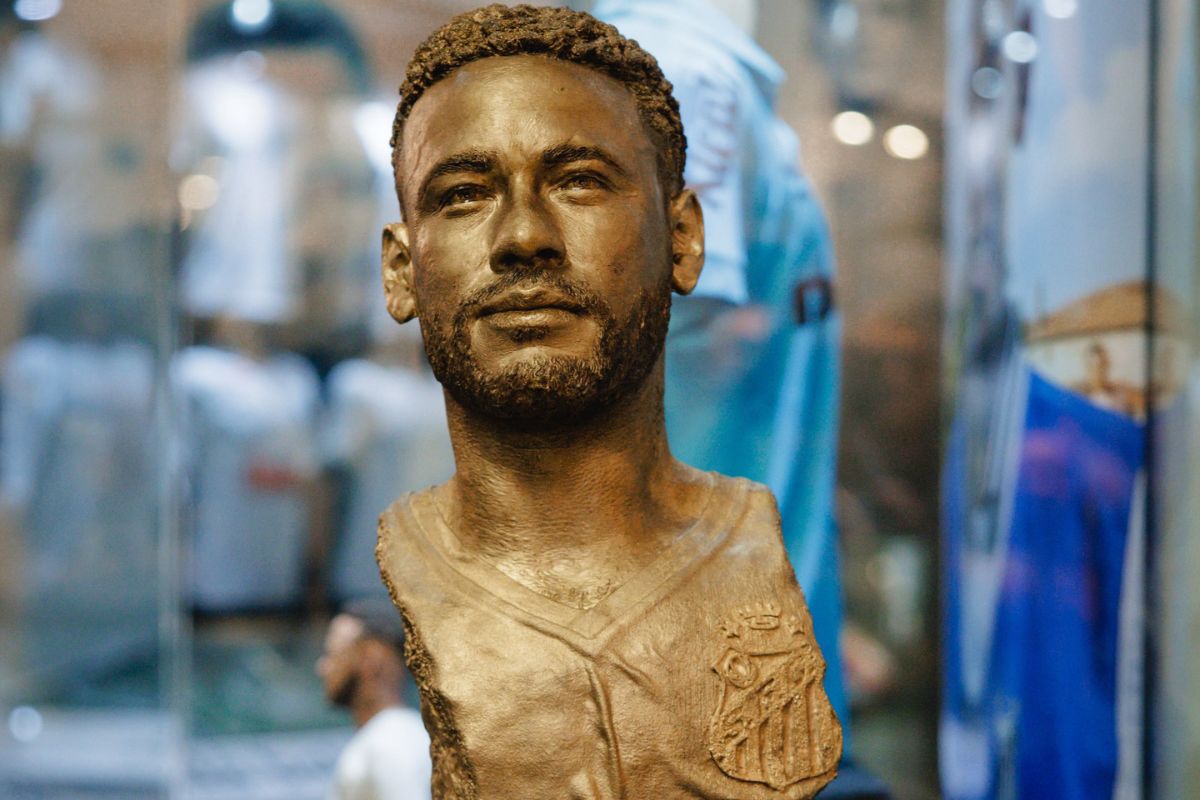 Imagem vinculada ao feed original: Com busto e estátua, Neymar recebe homenagens no museu do Santos
