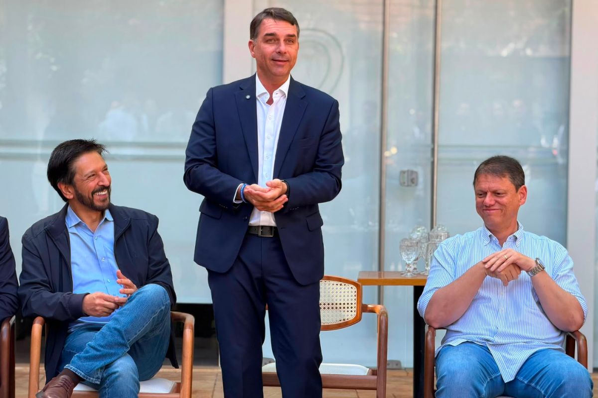 Em reunião, Flávio consultou Nunes e Tarcísio sobre Michelle na vice - QTU Questões do Universo