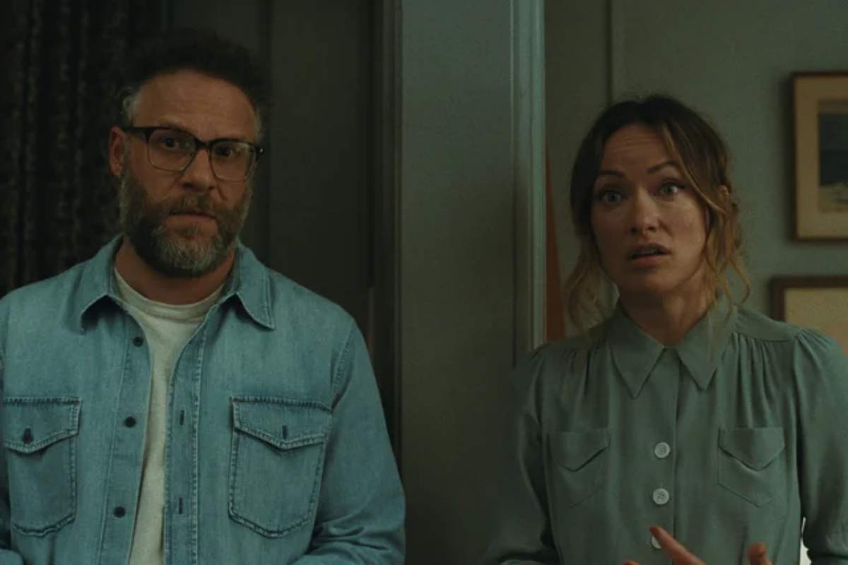 foto com cor. frame do filme o convite da a24 - metrópoles