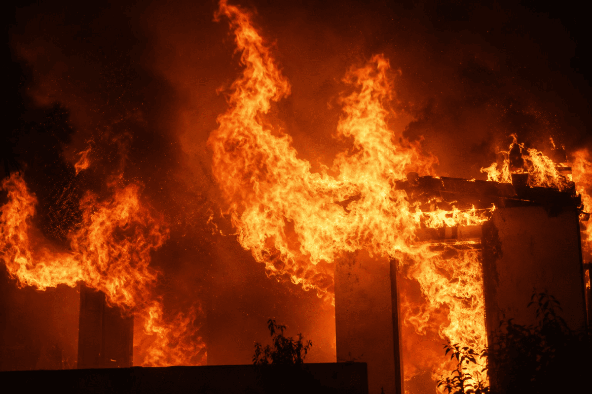 Mistério: homem é encontrado amarrado em escombros de incêndio