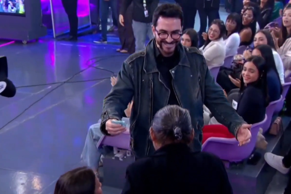 Vídeo: padre Fábio de Melo doa prêmio a senhora da plateia no SBT