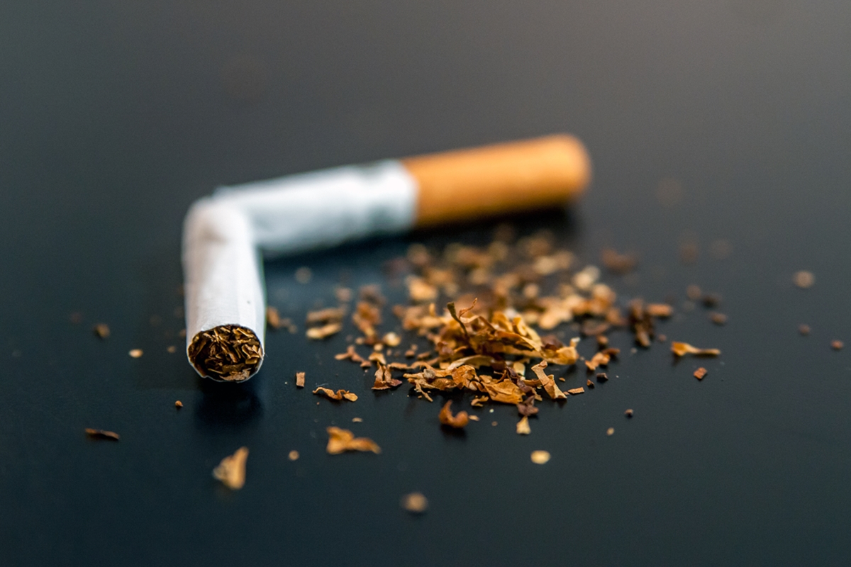 Imagem mostra um cigarro quebrado e tabaco espalhado - Metrópoles