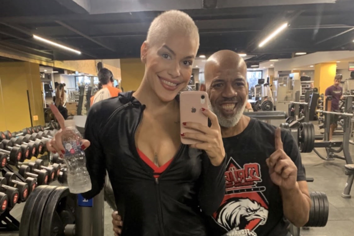 Foto de mulher em academia após realizar atividades físicas enquanto prosseguia com tratamento de câncer - Metrópoles.
