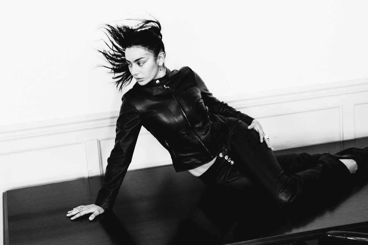 Charli XCX evoca universo da moda em curta-metragem sobre novo álbum