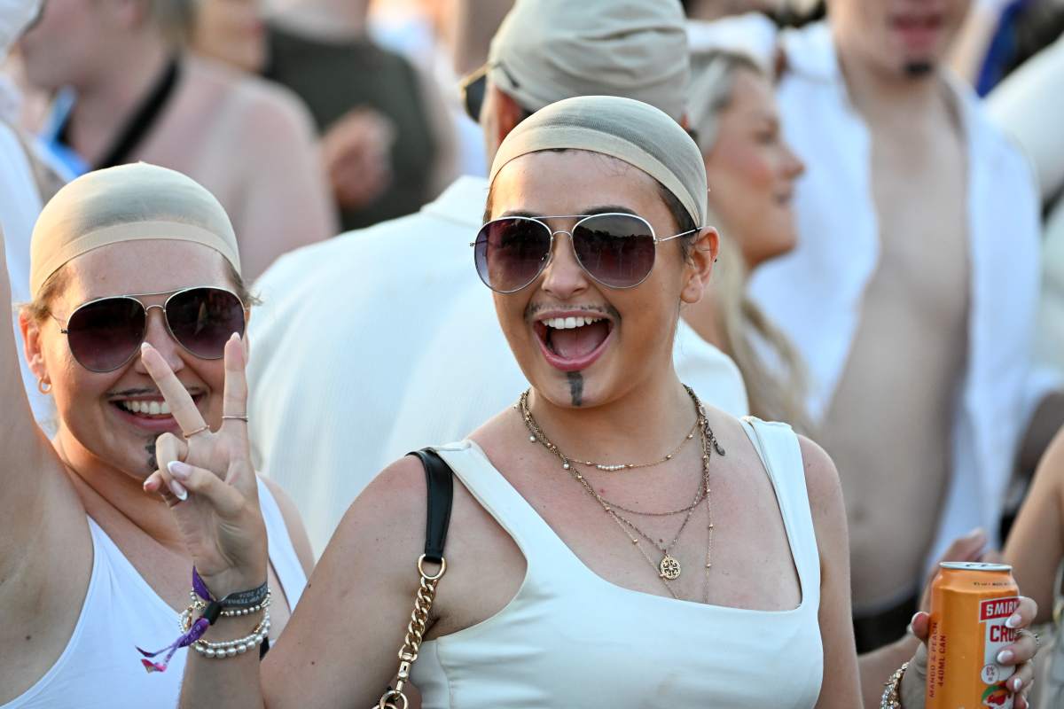 foto com cor. fãs usam carecas falsas no show do rapper pitbull - metrópoles