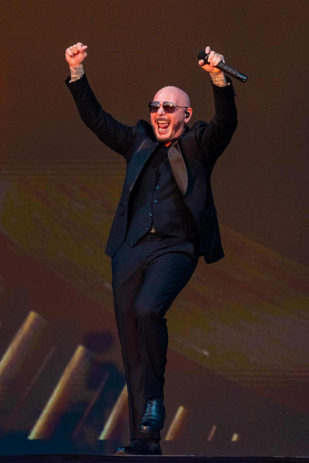 foto com cor. rapper pitbull - metrópoles