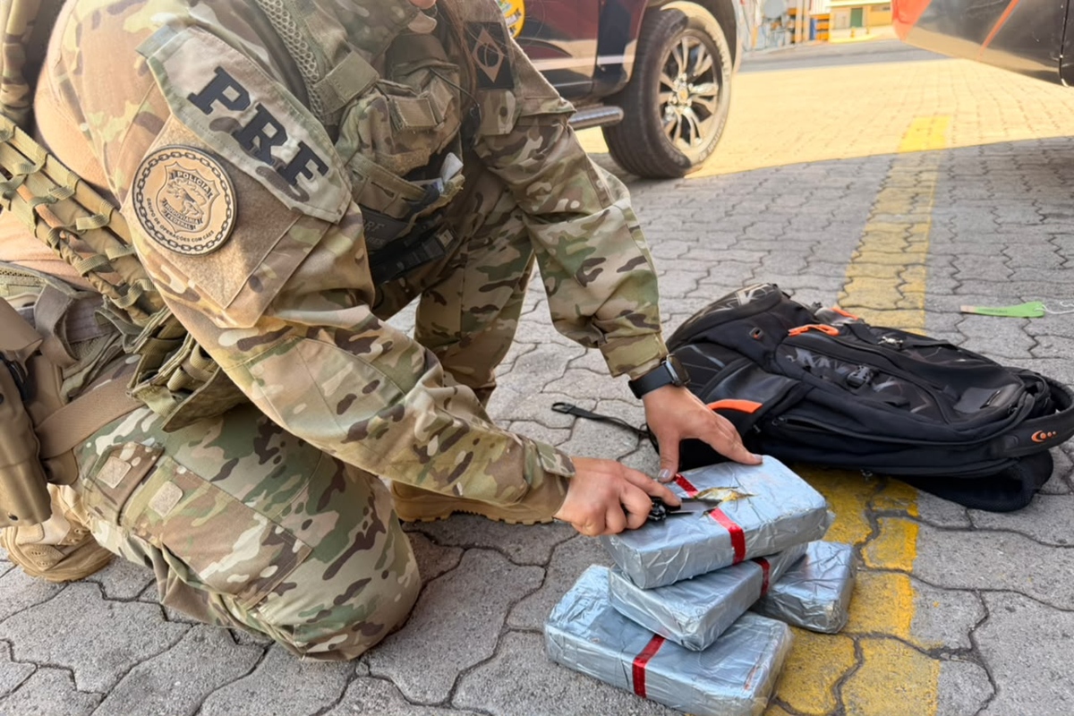 PRF encontra 4 kg de cocaína e leva ônibus com passageiros à delegacia - QTU Questões do Universo