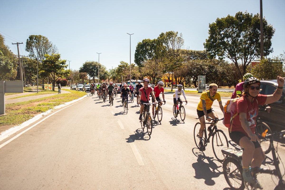 Ciclistas pedalam em protesto por segurança no trânsito do DF