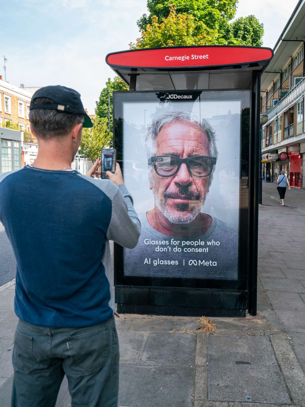foto com cor. cartaz usa imagem de jeffrey epstein com óculos da meta em protesto - metrópoles