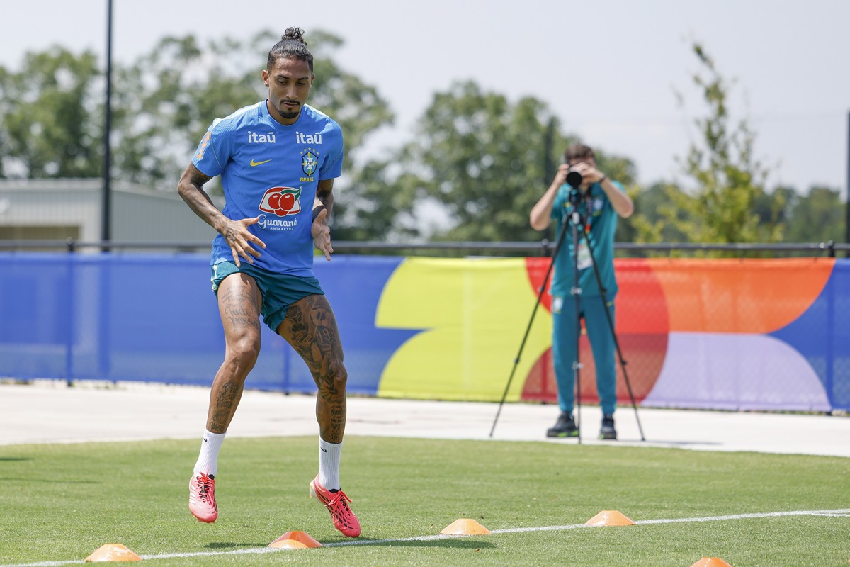Raphinha volta a treinar com grupo da Seleção Brasileira após lesão