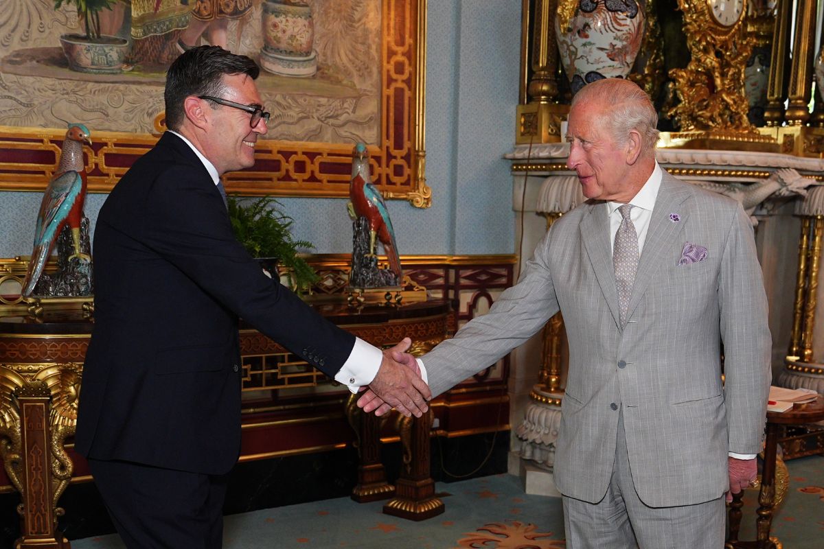 Rei Charles se reúne com o novo primeiro-ministro britânico, Burnham