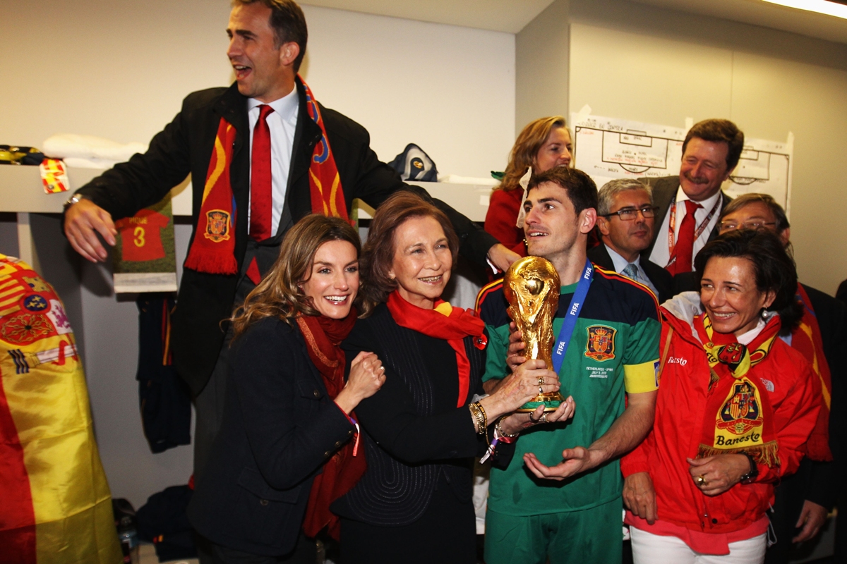Foto colorida de homens e mulheres em vestuário com a raça da Copa do Mundo - Metrópoles