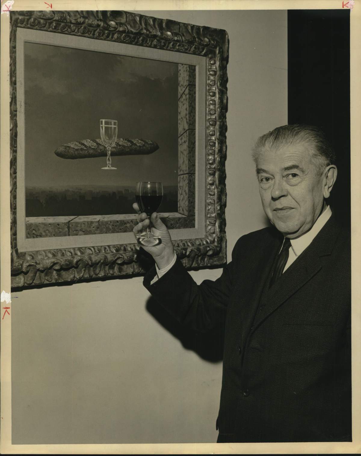 foto em preto e branco. René Magritte brinda ao seu próprio trabalho - metrópoles