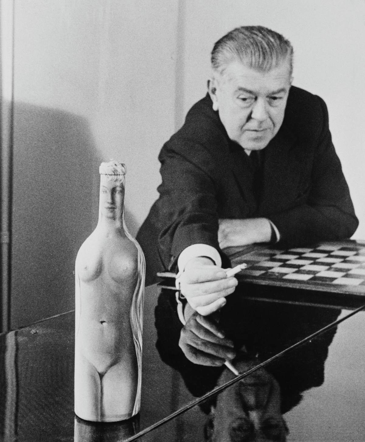foto em preto e branco. rené magritte pintor belga - metrópoles