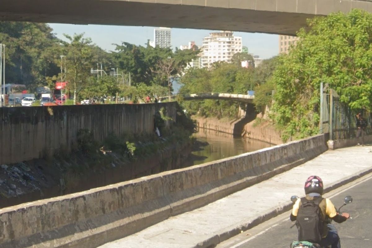 Mulher é resgatada do Rio Tamanduateí, na região central de SP