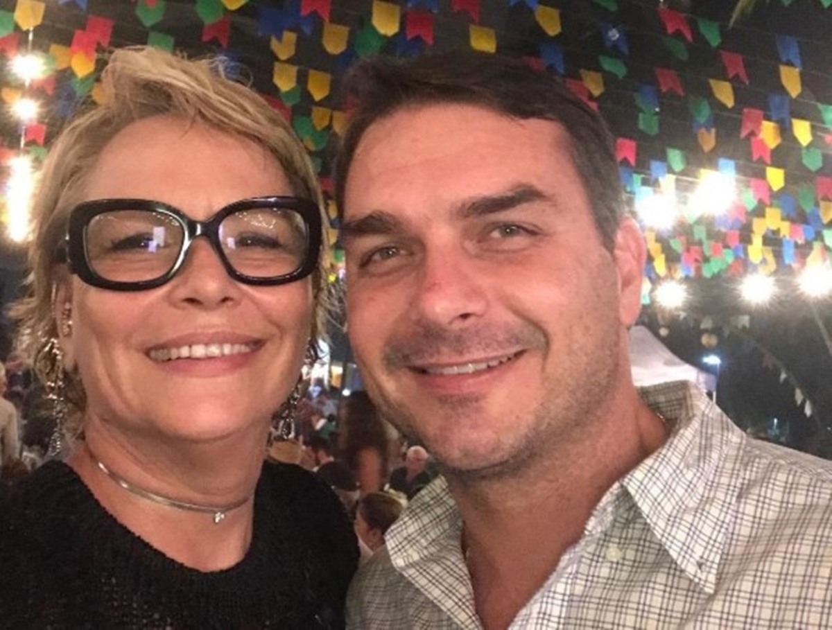 Imagem vinculada ao feed original: Rio: Flávio Bolsonaro confirma que a mãe, Rogeria, concorrerá à Câmara