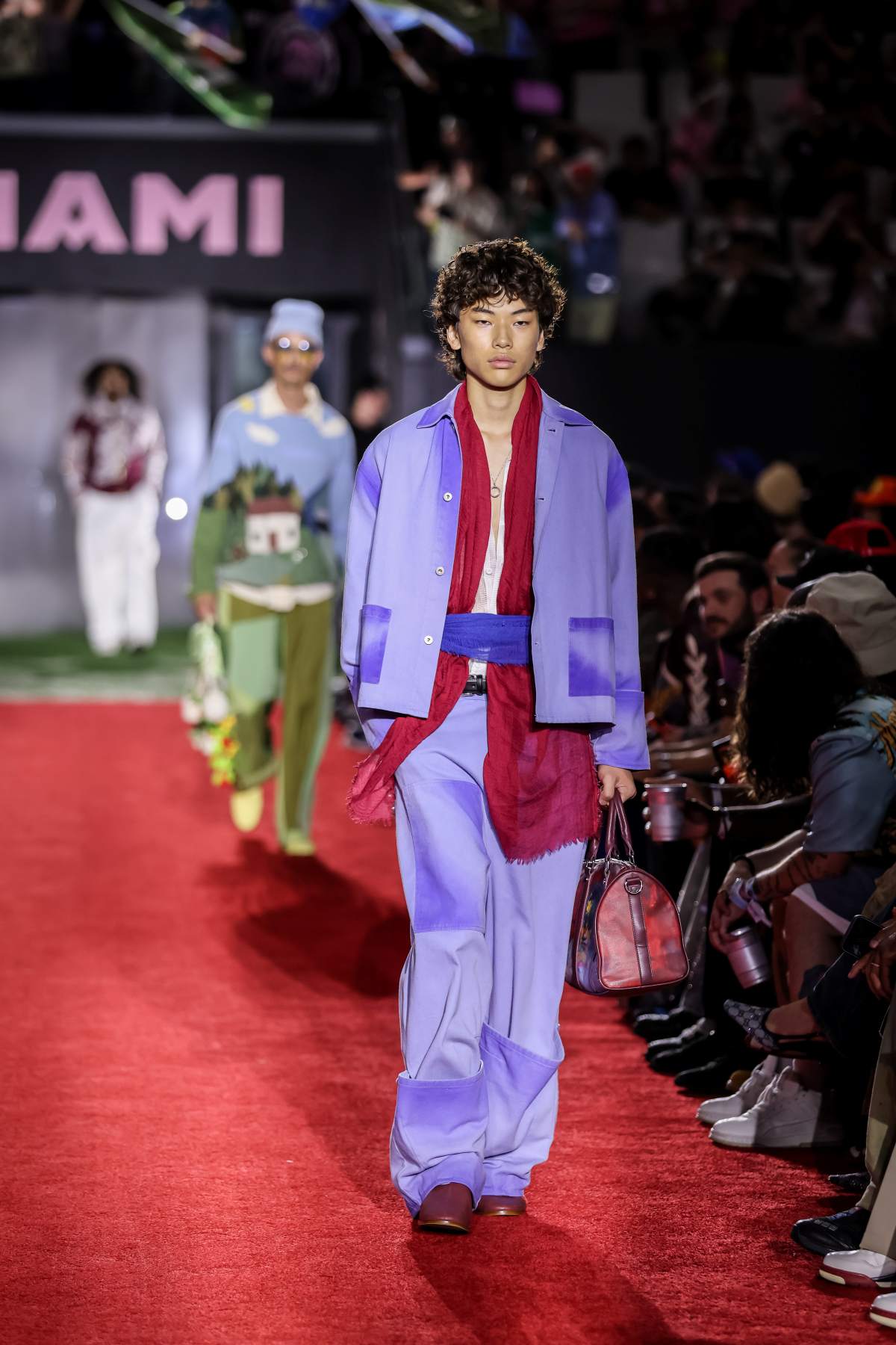 foto com cor. Desfile KidSuper primavera/verão 2027 - metrópoles